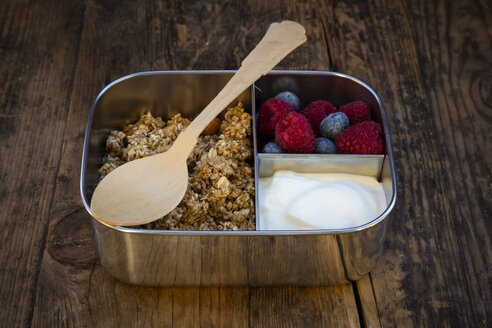 Frühstücksbox mit Granola, Quinoa-Nüssen, griechischem Joghurt, Blaubeeren und Himbeeren - LVF07796