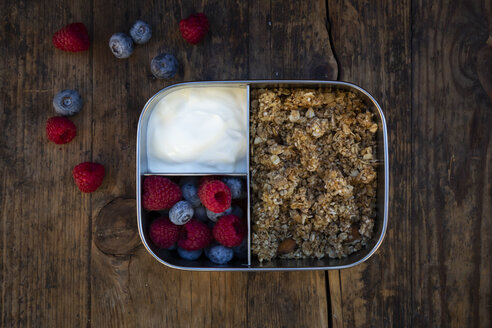 Frühstücksbox mit Granola, Quinoa-Nüssen, griechischem Joghurt, Blaubeeren und Himbeeren - LVF07797