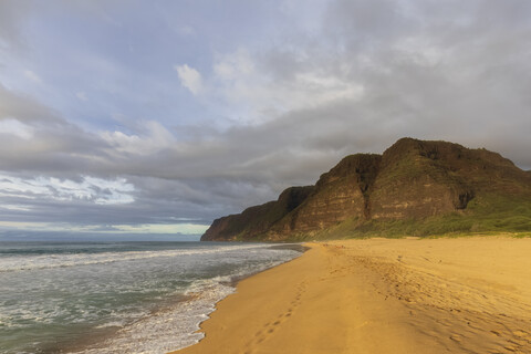 USA, Hawaii, Kauai, Polihale State Park, Polihale Beach am Abend, lizenzfreies Stockfoto