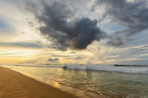 USA, Hawaii, Kauai, Polihale State Park, Polihale Beach bei Sonnenuntergang, lizenzfreies Stockfoto