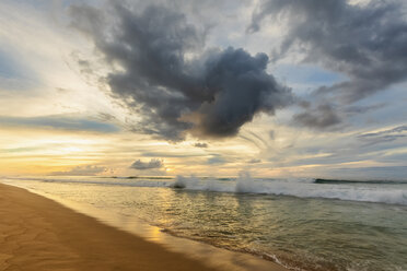 USA, Hawaii, Kauai, Polihale State Park, Polihale Beach bei Sonnenuntergang - FOF10453