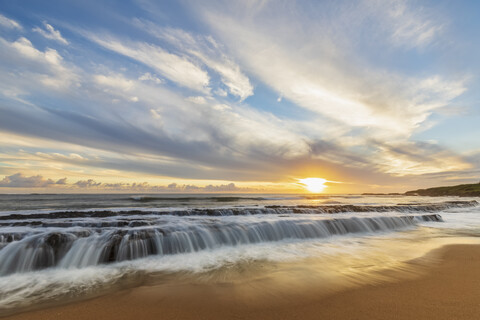 USA, Hawaii, Kauai, Eleele, Salt Pond Park bei Sonnenuntergang, lizenzfreies Stockfoto