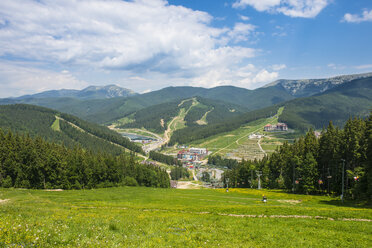 Ukraine, Karpaten, Blick auf das Skigebiet Bukovel - RUNF01288