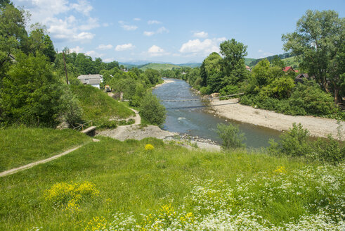 Ukraine, Karpaten, Dorf Yasinia, Blick auf den Fluss Chrna Tysa - RUNF01291