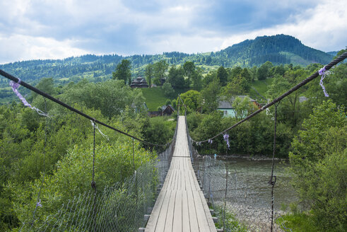 Ukraine, Karpaten, Drehbare Brücke im Dorf Yasinia - RUNF01293