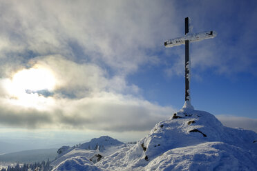 Germany, Bavaria, Bavarian Forest in winter, Great Arber, snow-capped summit cross - LBF02367