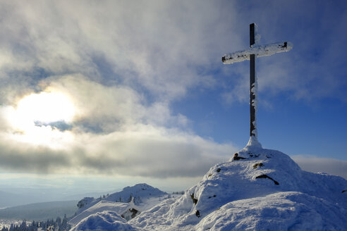 Deutschland, Bayern, Bayerischer Wald im Winter, Großer Arber, schneebedecktes Gipfelkreuz - LBF02367