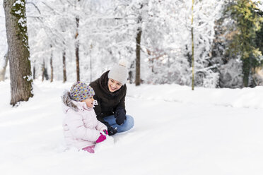 Glückliche Mutter mit Tochter in Winterlandschaft - DIGF05868