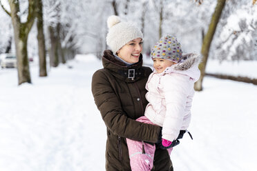 Glückliche Mutter mit Tochter in Winterlandschaft - DIGF05875
