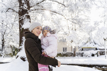 Glückliche Mutter mit Tochter in Winterlandschaft - DIGF05881