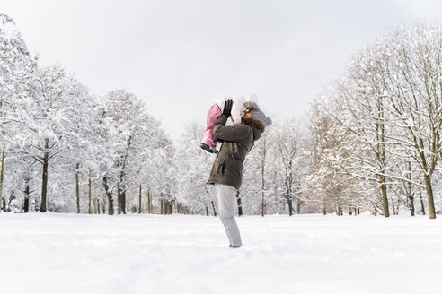 Glücklicher, liebevoller Vater mit Tochter in Winterlandschaft - DIGF05893