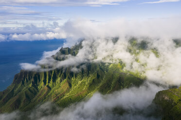 USA, Hawaii, Koke'e State Park, Blick auf das Kalalau-Tal und die Wolken - FOF10479