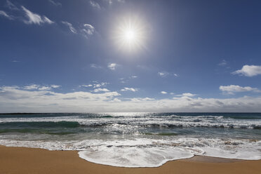 USA, Hawaii, Kauai, Kealia Beach gegen die Sonne - FOF10480