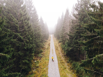 Finnland, Kuopio, Fahrradtour mit Familie durch den Wald - PSIF00231