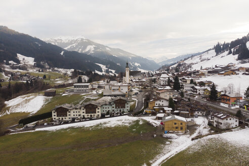 Österreich, Jochberg, Blick auf das Dorf im Frühwinter - PSIF00238