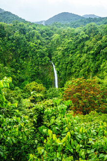 Costa Rica, Dschungellandschaft mit dem Wasserfall La Fortuna - KIJF02327
