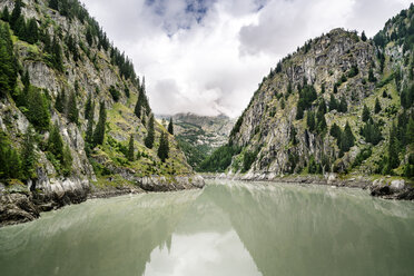 Schweiz, Wallis, Stausee in den Bergen - DMOF00105