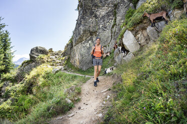 Schweiz, Wallis, glückliche Frau auf einer Wanderung in den Bergen von Belalp zur Riederalp - DMOF00110