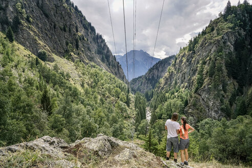 Schweiz, Wallis, Rückansicht eines Paares auf einer Wanderung in den Bergen auf dem Massaweg - DMOF00125