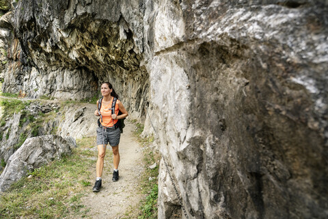 Schweiz, Wallis, Frau beim Wandern in den Bergen auf dem Massaweg, lizenzfreies Stockfoto