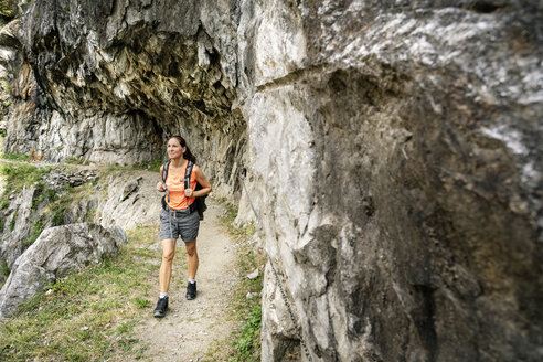Schweiz, Wallis, Frau beim Wandern in den Bergen auf dem Massaweg - DMOF00127
