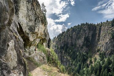 Schweiz, Wallis, Frau beim Wandern in den Bergen auf dem Massaweg - DMOF00128