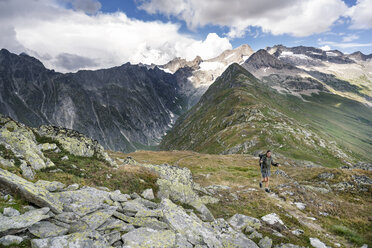Schweiz, Wallis, Frau beim Wandern in den Bergen Richtung Foggenhorn - DMOF00132