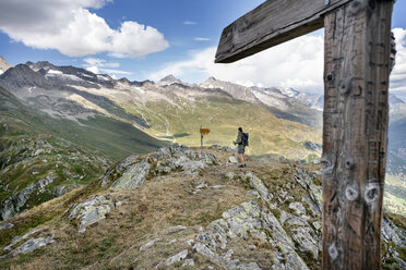 Schweiz, Wallis, Frau beim Bergwandern auf dem Gipfel des Foggenhorns - DMOF00133