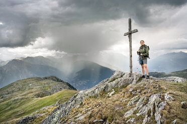 Schweiz, Wallis, Frau beim Bergwandern auf dem Gipfel des Foggenhorns - DMOF00135