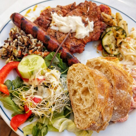 grill, Fleisch, Brot, Salat, lizenzfreies Stockfoto