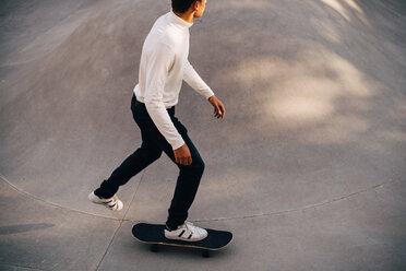 Hohe Winkel Ansicht des Mannes Skateboarding im Park - MASF11393