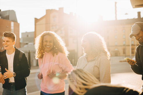 Fröhliche Freunde genießen zusammen in der Stadt während des sonnigen Tages - MASF11398