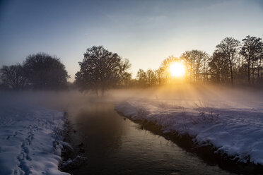 Deutschland, Landshut, neblige Landschaft im Winter bei Sonnenaufgang - SARF04111