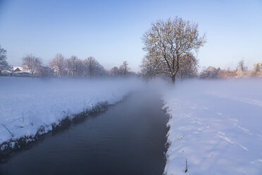 Deutschland, Landshut, neblige Landschaft im Winter am Morgen - SARF04112