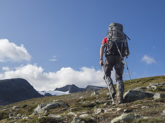 Jamtland, Schweden, Mann mit Rucksack beim Wandern im Jamtlandsfjallet - HUSF00017