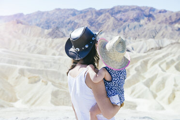 USA, Kalifornien, Death Valley National Park, Twenty Mule Team Canyon, Rückenansicht der Mutter und des kleinen Mädchens - GEMF02842
