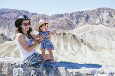 USA, Kalifornien, Death Valley National Park, Twenty Mule Team Canyon, Mutter und kleines Mädchen an einer Wand - GEMF02849