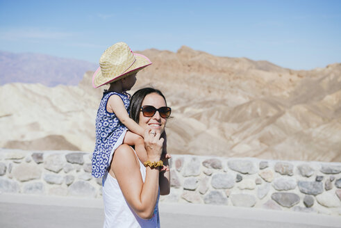 USA, Kalifornien, Death Valley National Park, Twenty Mule Team Canyon, lächelnde Mutter mit Baby - GEMF02850