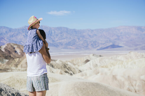 USA, Kalifornien, Death Valley National Park, Twenty Mule Team Canyon, Rückenansicht einer Mutter mit ihrem kleinen Mädchen - GEMF02851