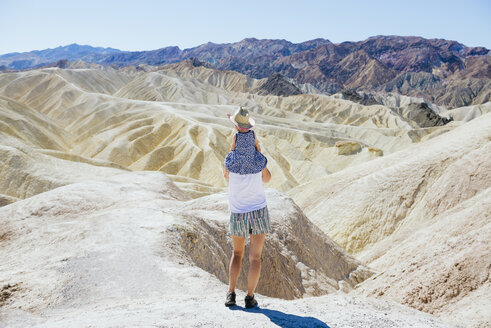 USA, Kalifornien, Death Valley National Park, Twenty Mule Team Canyon, Rückenansicht Mutter mit Baby Mädchen - GEMF02852