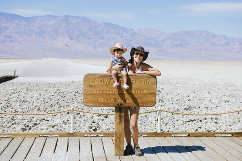 USA, Kalifornien, Death Valley National Park, Badwater Basin, Porträt einer glücklichen Mutter mit ihrem kleinen Mädchen - GEMF02853