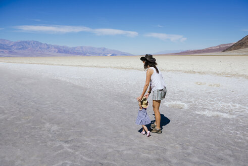 USA, Kalifornien, Death Valley National Park, Badwater Basin, Mutter und kleines Mädchen wandern im Salzbecken - GEMF02854