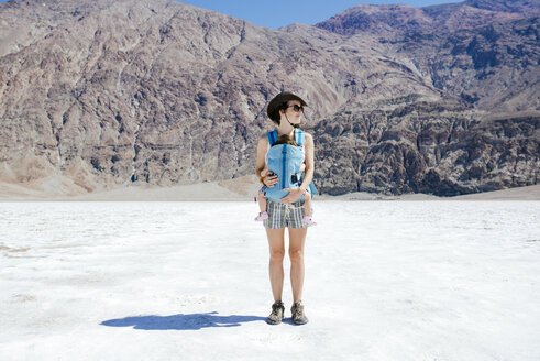 USA, Kalifornien, Death Valley National Park, Badwater Basin, Mutter - GEMF02857