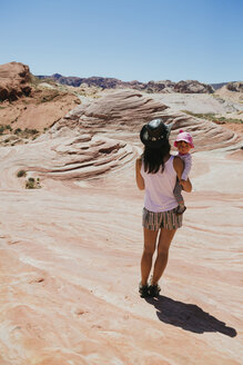 USA, Nevada, Valley of Fire State Park, Rückenansicht einer Mutter und eines kleinen Mädchens, die die Landschaft beobachten - GEMF02859