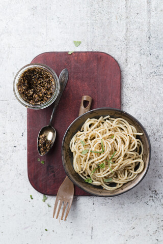 Spaghetti mit hausgemachtem Sesampesto, lizenzfreies Stockfoto
