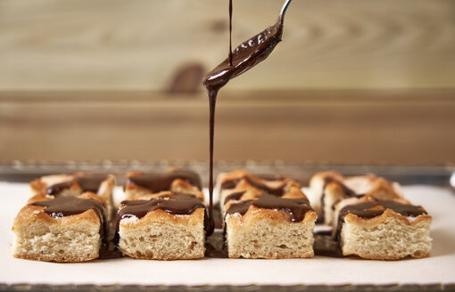 Selbstgebackener Kuchen mit Schokolade garnieren - EPF00560