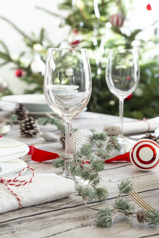 Gedeckter Tisch mit Weihnachtsdekoration, lizenzfreies Stockfoto