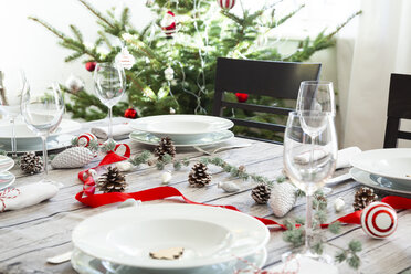 Gedeckter Tisch mit Weihnachtsdekoration - LVF07810