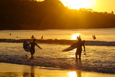 Surfer bei Sonnenuntergang am Strand, Bali, Indonesien - KNTF02665