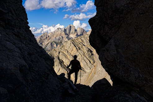 Italien, Venetien, Dolomiten, Höhenweg Bepi Zac, Bergsteiger auf dem Berg Costabella - LOMF00811